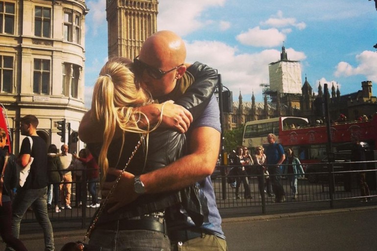 Iszak Eszti jegygyűrűt kapott